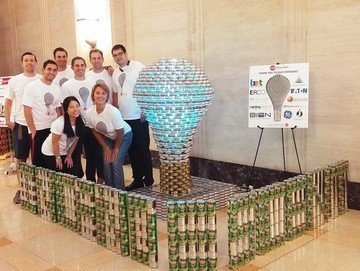 <p>Dies Jahr hat das hat das Chicagoer Büro von Ghafari an dem von der AIA Chicago unterstützten Design- und Umsetzungswettbewerb Canstruction zugunsten der Lebensmitteltafel des Großraum Chicagos teilgenommen.  Ghafari war eines aus zwanzig Teams von lokalen Architektur-, Ingenieurbüros sowie Baufirmen die an diesem Wettbewerb, Skulpturen vollständig aus Konservendosen zu entwerfen und zu bauen, teilgenommen haben. Alle verwendeten Konservendosen wurden nach der Ausstellung der Skulpturen der örtlichen Lebensmittel Tafel gespendet.<br />
 </p>

<p>Die Konstruktion nennt sich „inCANdesent“ und ist eine übergroße Glühbirne aus ca. 2500 Dosen, welche von innen mit einer BION TECHNOLOGIES Coma RGBW erleuchtet wird. Das Konzept hat die Zielsetzung die Aufmerksamkeit für das Internationale Jahr des Lichts der UNESCO zu erhöhen und gleichzeitig das Talent der Architekten, Ingenieure und Lichtdesigner von Ghafari zu zeigen.</p>
