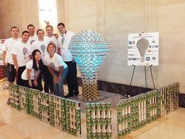<p>Dies Jahr hat das hat das Chicagoer Büro von Ghafari an dem von der AIA Chicago unterstützten Design- und Umsetzungswettbewerb Canstruction zugunsten der Lebensmitteltafel des Großraum Chicagos teilgenommen.  Ghafari war eines aus zwanzig Teams von lokalen Architektur-, Ingenieurbüros sowie Baufirmen die an diesem Wettbewerb, Skulpturen vollständig aus Konservendosen zu entwerfen und zu bauen, teilgenommen haben. Alle verwendeten Konservendosen wurden nach der Ausstellung der Skulpturen der örtlichen Lebensmittel Tafel gespendet.<br />
 </p>

<p>Die Konstruktion nennt sich „inCANdesent“ und ist eine übergroße Glühbirne aus ca. 2500 Dosen, welche von innen mit einer BION TECHNOLOGIES Coma RGBW erleuchtet wird. Das Konzept hat die Zielsetzung die Aufmerksamkeit für das Internationale Jahr des Lichts der UNESCO zu erhöhen und gleichzeitig das Talent der Architekten, Ingenieure und Lichtdesigner von Ghafari zu zeigen.</p>
